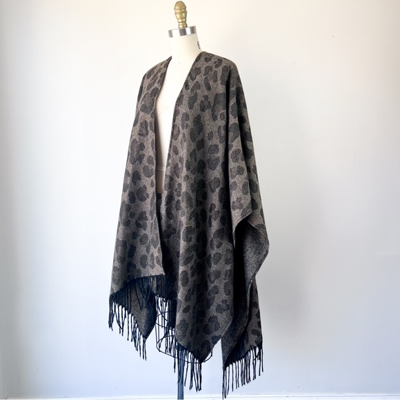 Woolrich • Cheetah Shawl • OS - Picture 3 of 8